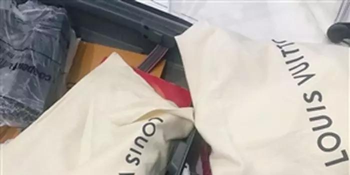 美女血拼五个Coach包带回国,然而,打开行李的一瞬间,啥都没了