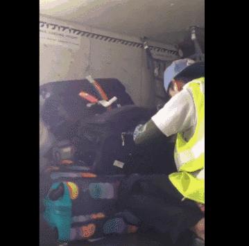 美女血拼五个Coach包带回国,然而,打开行李的一瞬间,啥都没了