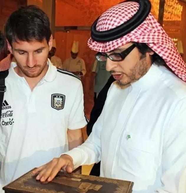 梅西被送生日礼物,梅西被记者送红绳