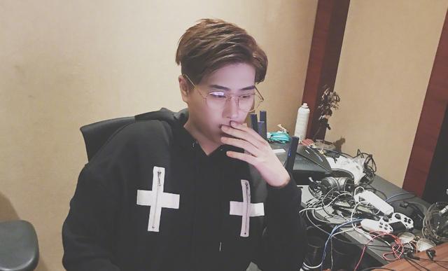 同样是玩绝地求生被质疑开挂，这两个主播的做法比卢本伟理智多了