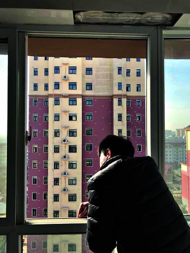 玻璃窗掉落砸伤人算谁的责任,晒衣服坠落