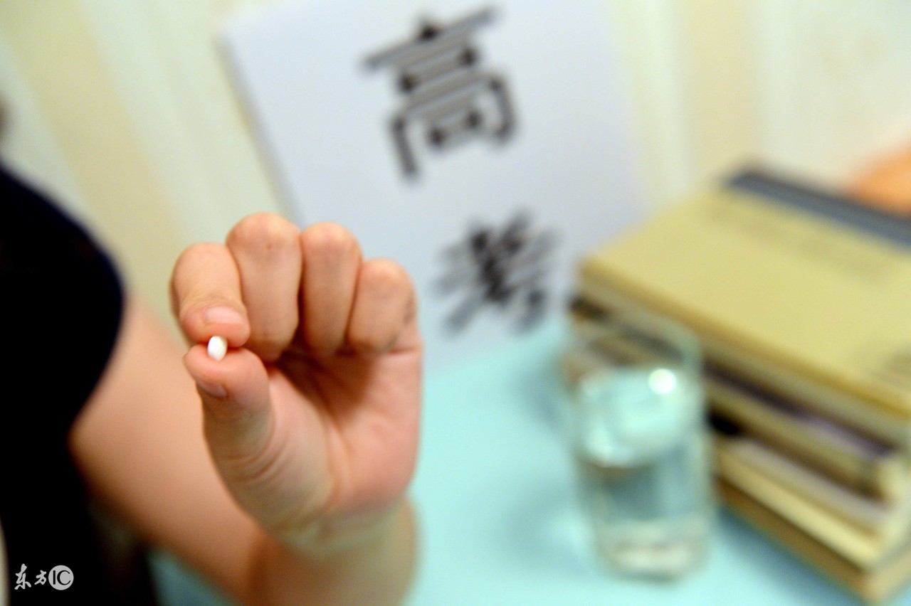 17岁高中生子宫出血，医生开了盒避孕药，母亲却对医生破口大骂！