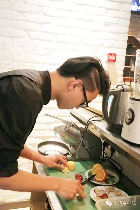 家附近居然藏着这么一家露天餐厅,市中隐藏的特色餐厅