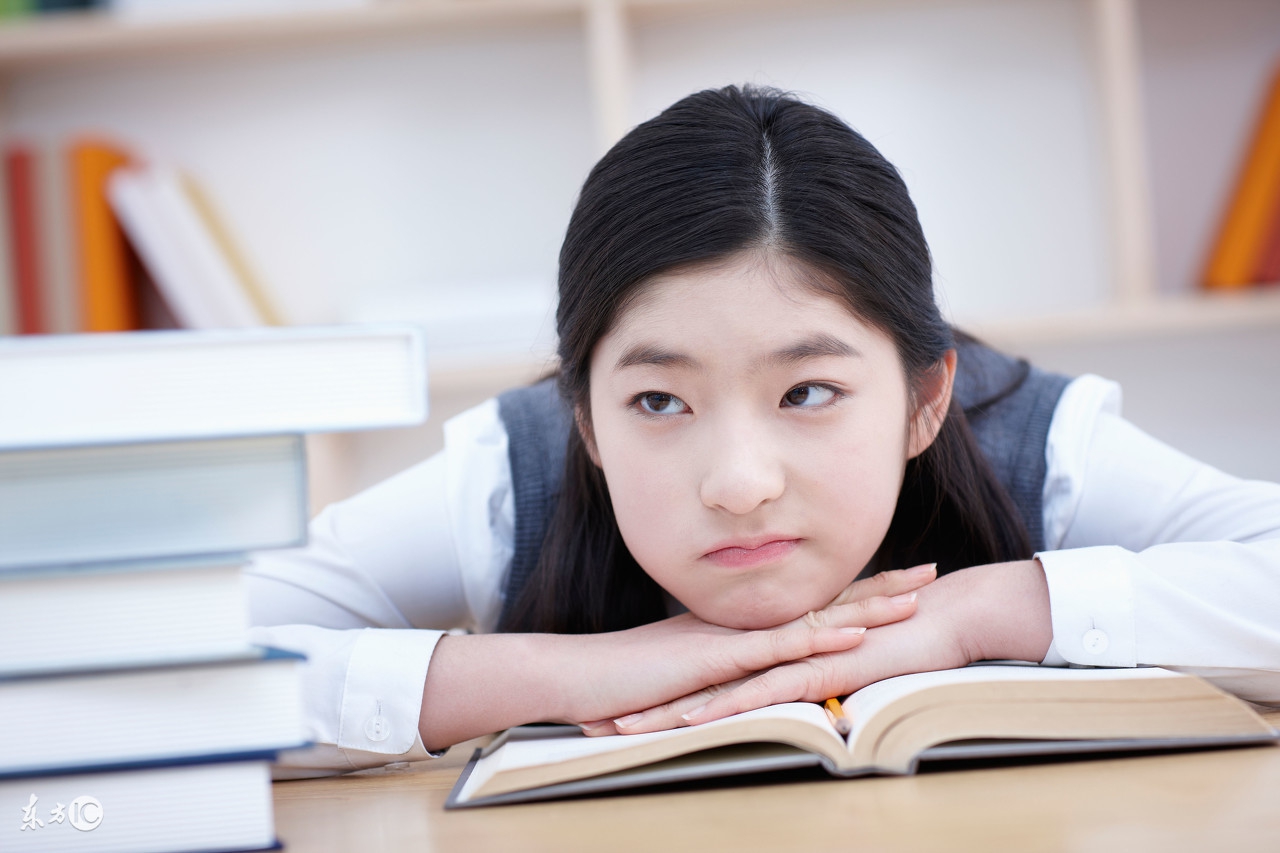 17岁高中生子宫出血，医生开了盒避孕药，母亲却对医生破口大骂！