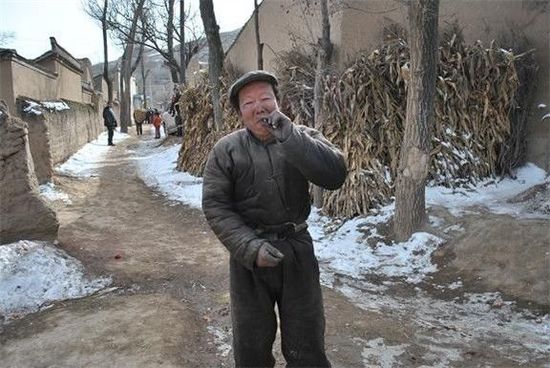 老人总说腰有东西绑住,乡下老人用绳子系裤腰带