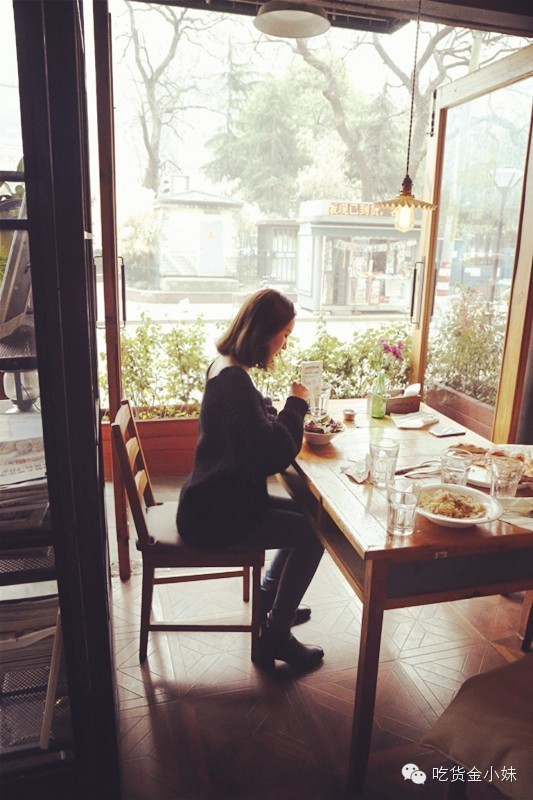 家附近居然藏着这么一家露天餐厅,市中隐藏的特色餐厅