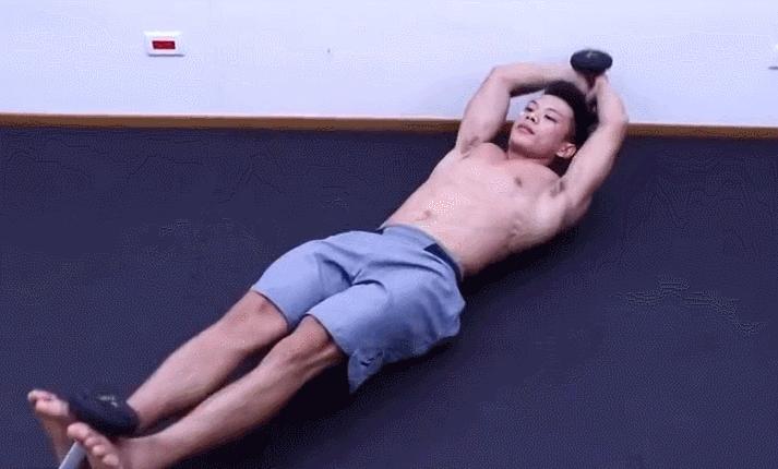 腹肌哑铃负重训练方法,练腹肌怎么注意腹部发力