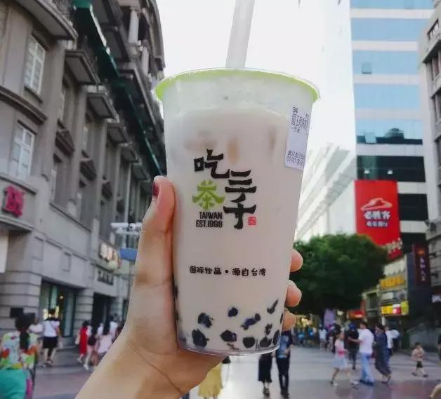 广州奶茶店被挤爆,奶茶店被挤爆