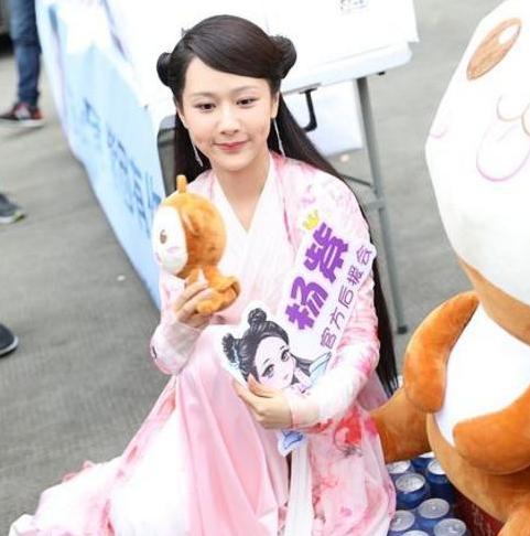 杨紫素颜法令纹明显吗,杨紫法令纹和嘴角纹怎么这么深