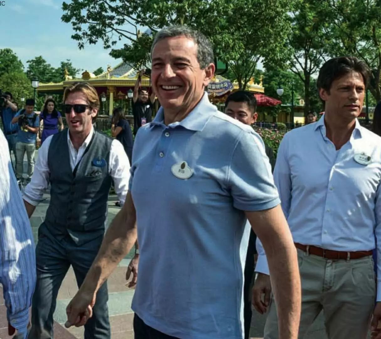 在争议中上位，却能买下“仇人”乔布斯口的公司