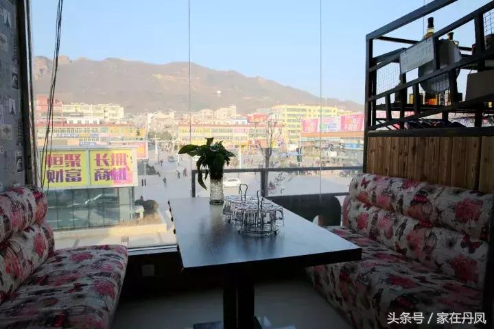 昨天晚上,大家都在广场抬头看一块屏幕!