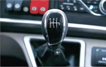 宇通最新旅游3轴大巴车,旅游运输客车