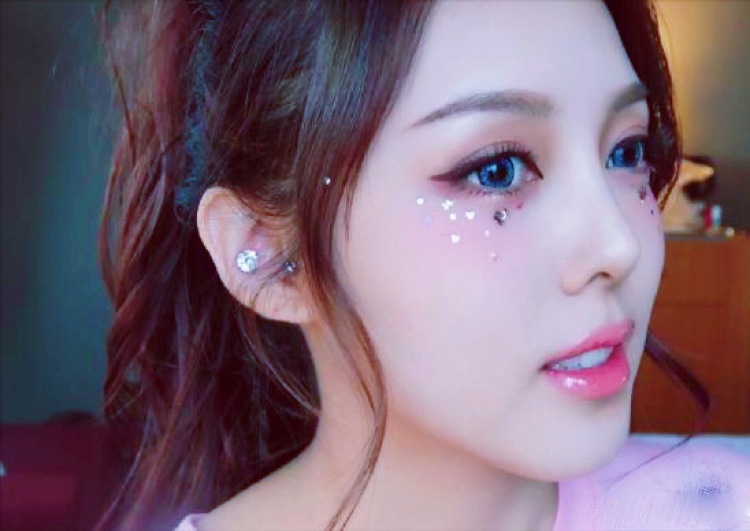 日本发明了发光睫毛，化了这款眼妆同样可以闪闪发亮