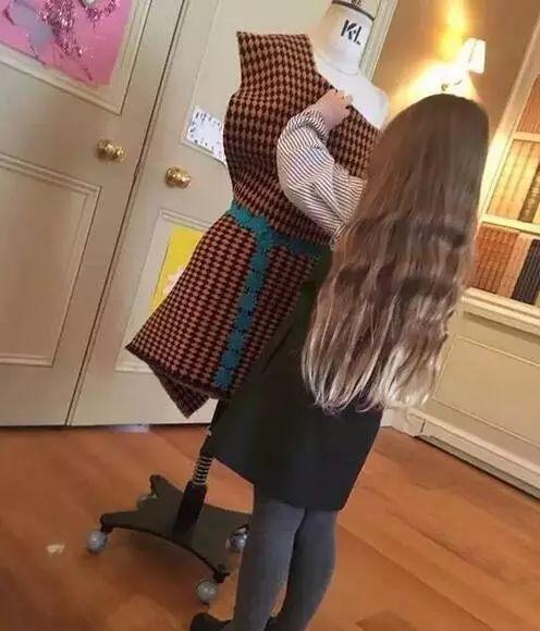 小七萌出新高度！6岁的小胖妞读童话故事，骑马撒欢讨人喜欢