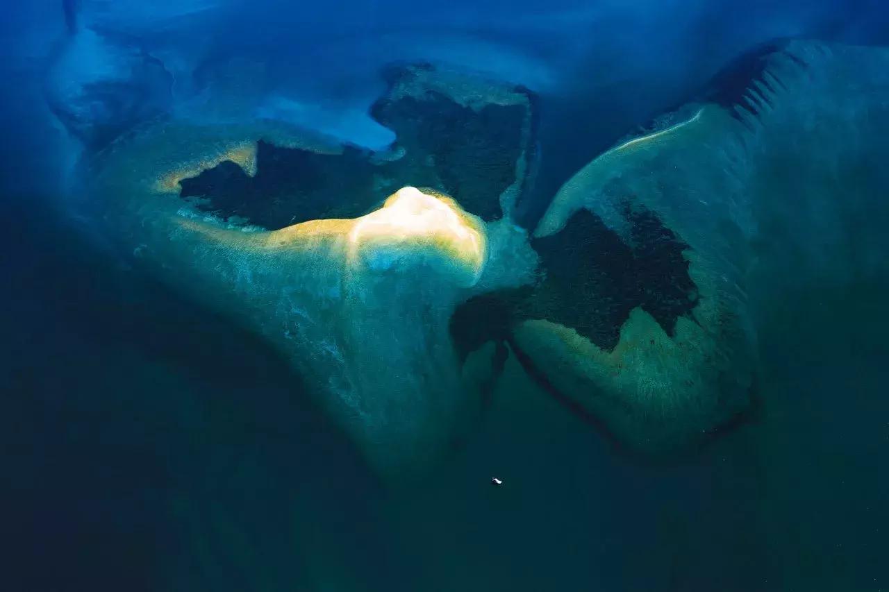 一个恐高的人,高空作业20多年,舍命拍出了最美纪录片