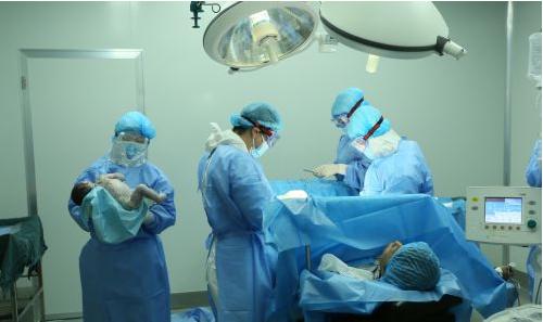 孕妇被熊孩子撞流产,孕妇被熊孩子撞到了