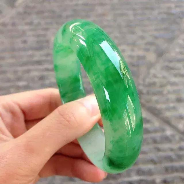 找谁说理去？30000买一只“翡翠”手镯，现在只值3000了？