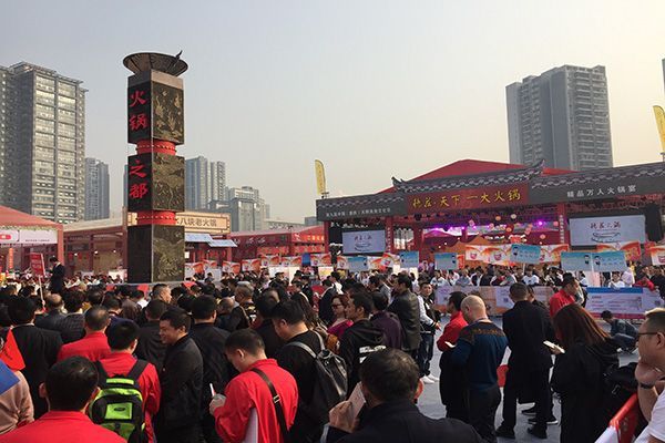 原来广场上做专业展也会做得这样有声有色，一点不比展馆差哟！