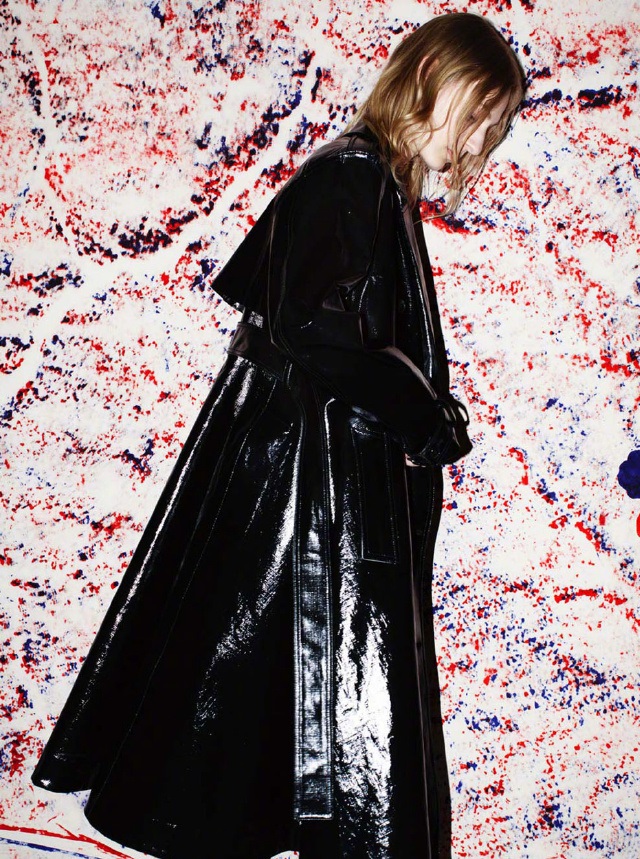 CK曝早春大片,耳环和裙装是亮点,衬衫丑只有超模能穿了