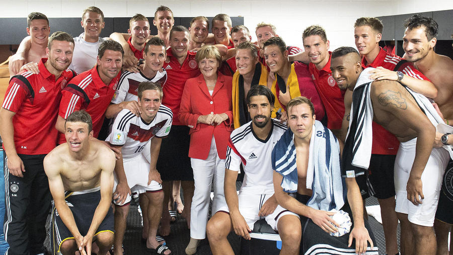 德国老默是真爱足球还是花*男美**?看各国政要主队进球的反应