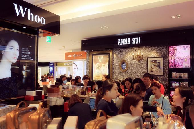中国游客在韩国免税店前排队购物,韩国免税店中国游客排队现象