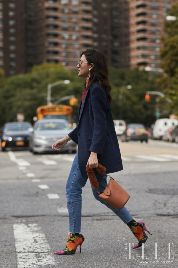 冬天加厚黑色牛仔裤,女生冬天穿黑色牛仔裤配过膝靴