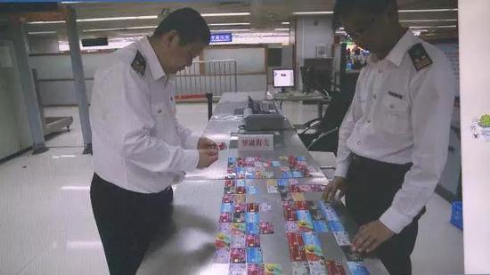 男子携带大量银行卡被警察抓,带70多张银行卡出境被拘留