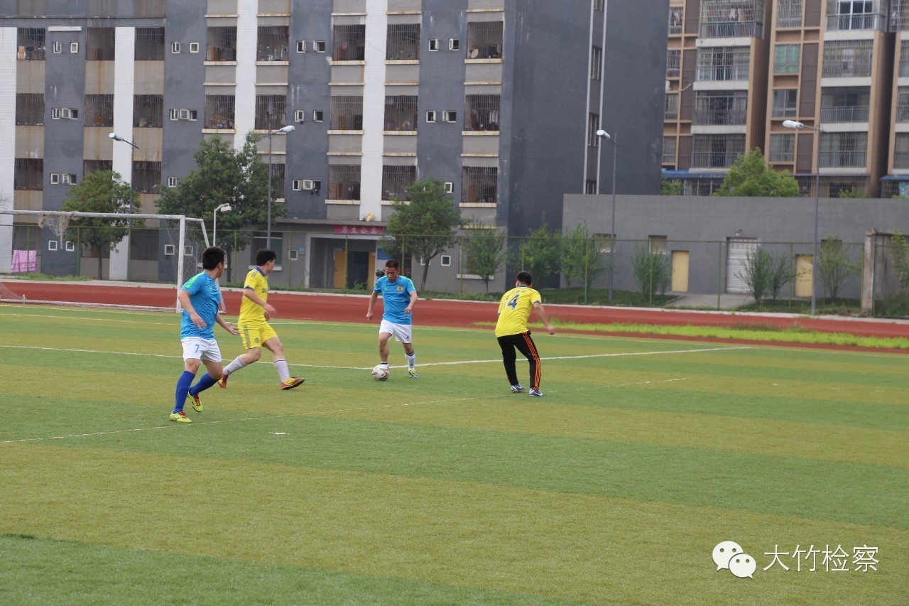 第35期图说：检察官“男神”----足球场上的英姿