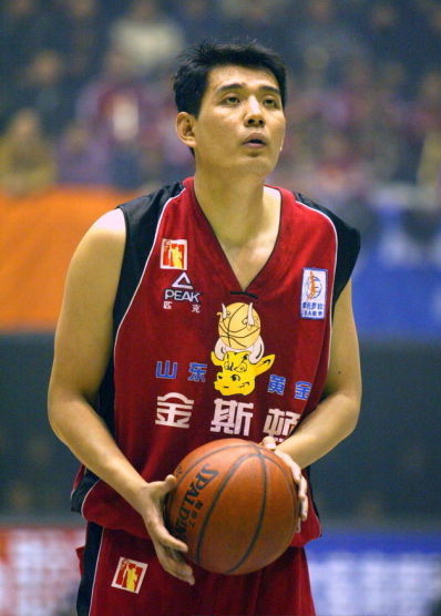 他是男篮第一老帅哥，眉骨被打裂场边缝针，咬牙再上场对手呆了