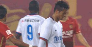 登巴巴飞踹冯潇霆,登巴巴腾空飞踹冯潇霆逃红牌