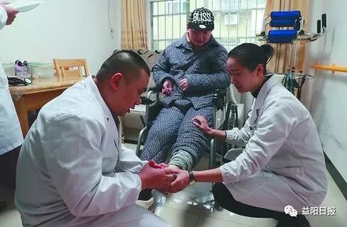 鐖卞績鎺ュ姏鎮ｇ梾鑰佷汉,鐖卞績姹囪仛鍔╁姏鐑т激灏忓娓¤繃闅惧叧