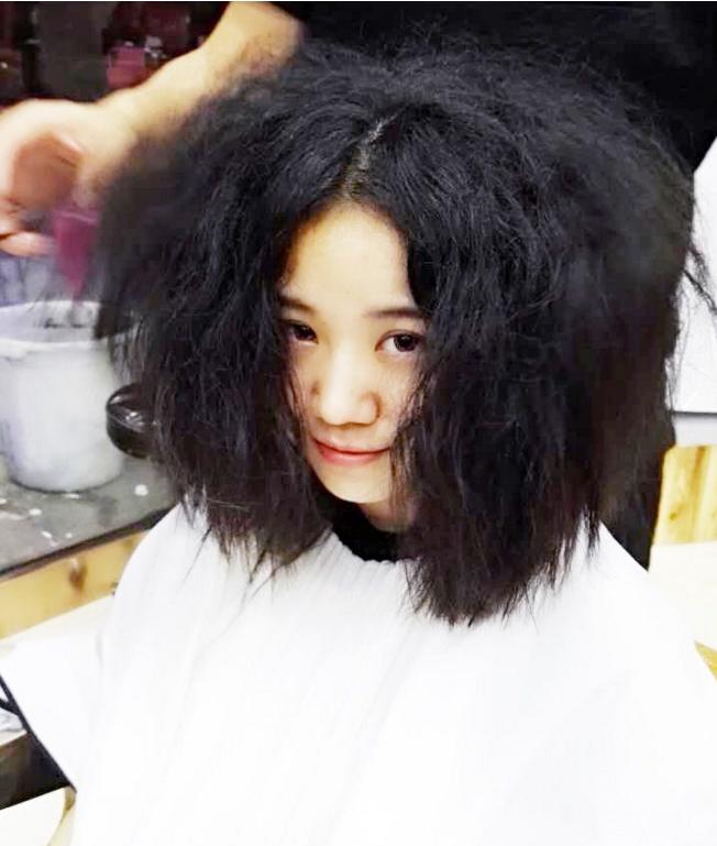 自然卷头发怎样变直,头发多又蓬松适合哪种卷发发型