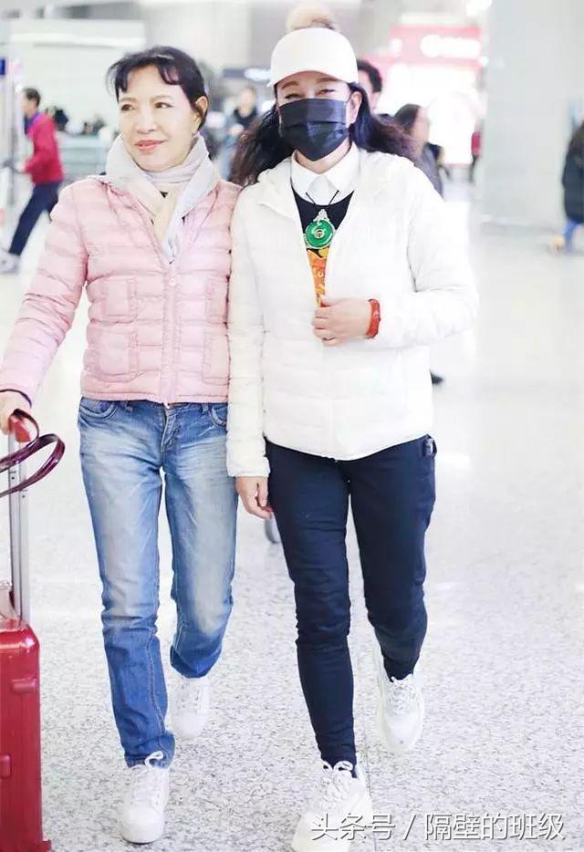 刘晓庆羽绒服穿搭,刘晓庆黑色羽绒服