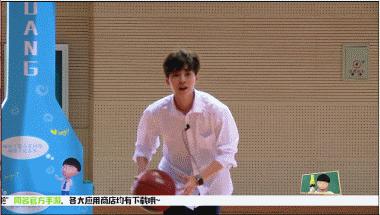 鹿晗踢球实力,网友偶遇鹿晗视频