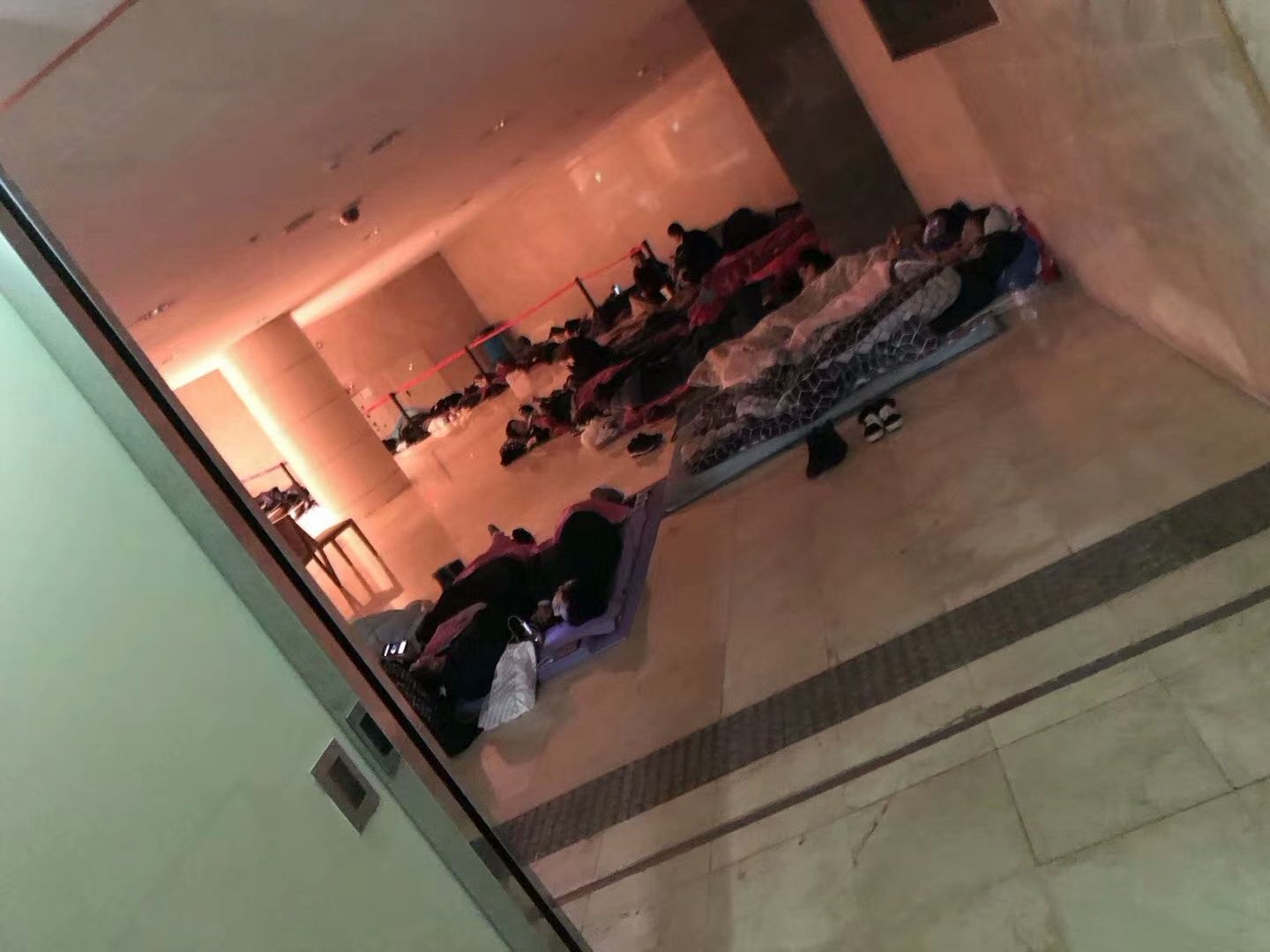 中国游客时隔9月再现韩国免税店,韩国免税店中国游客抢购