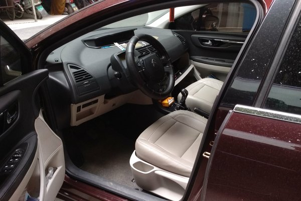 雪铁龙红色内饰,雪铁龙世嘉红色轿车