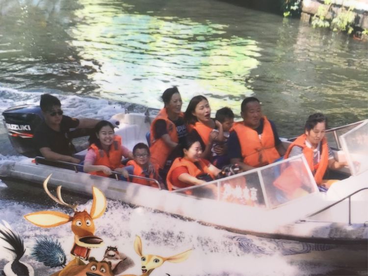 和小屁孩们一起出去玩的视频,和小屁孩玩的一天