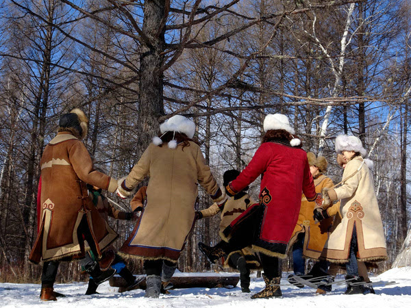 黑河兴安岭中有一个村款待客人方式怎么和蒙古族人一样？