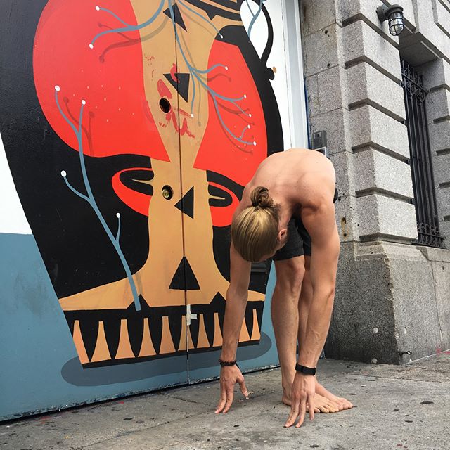 肩周炎怎么办?试试这4个瑜伽小技巧,让肩膀再也不疼!