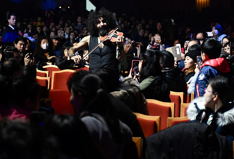 组图“琴魔”艾拉马立肯疯狂炫酷拉！拉！拉！跑跳跪走样样有