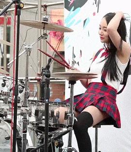 每日十笑图：一股妖风掀起了我的莲花裙