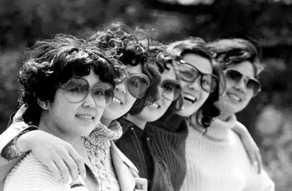 那时候妈妈坐在缝纫机前做针线活咔嗒咔嗒的声音可好听了六零芳华