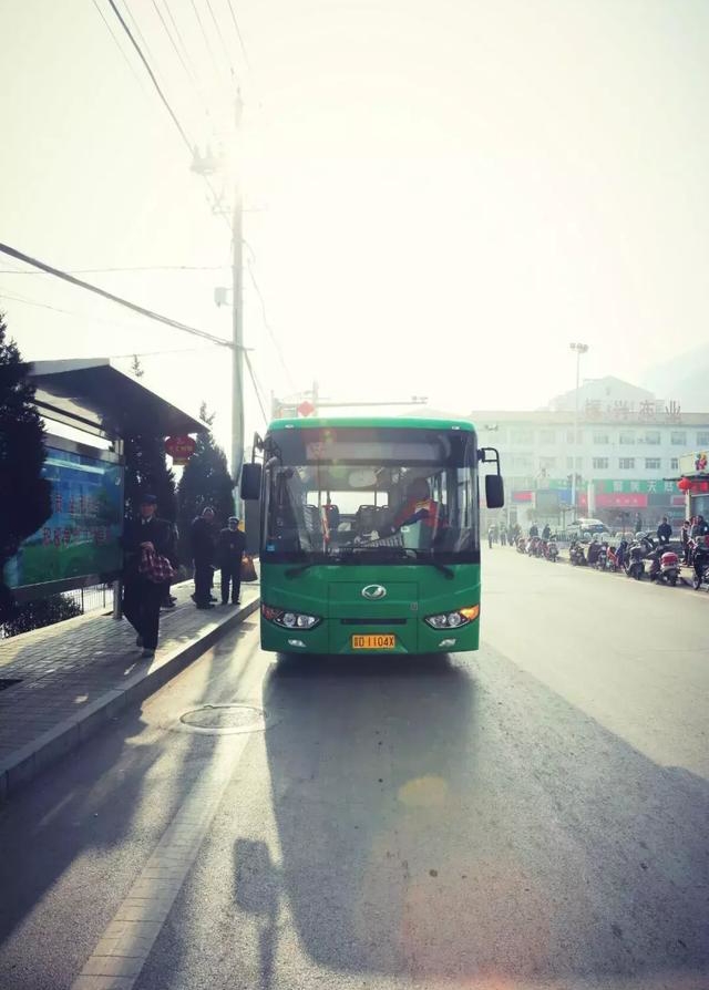 最新小型纯电动公交车,新能源电动公交车起步平顺