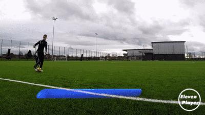 足球教程教你如何穿裆戏耍对手,足球防人时怎么防穿裆