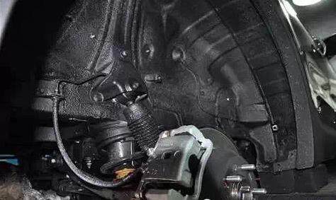 底盘被磕碰了需要做底盘装甲防锈,思域底盘有必要喷底盘防锈装甲吗