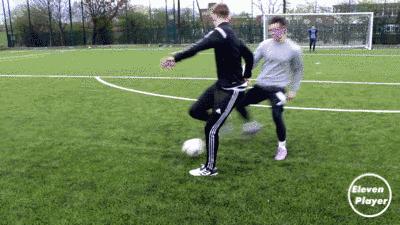 足球教程教你如何穿裆戏耍对手,足球防人时怎么防穿裆