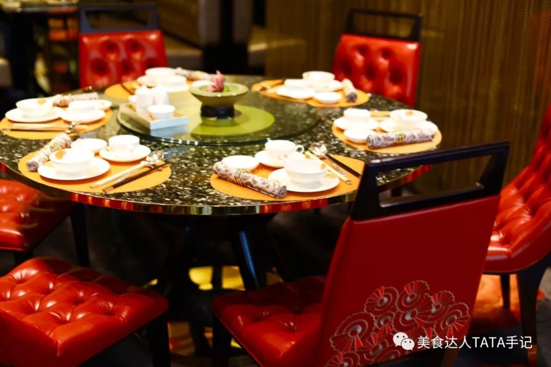 一不留神就掉进坑里,一不留神就会掉进一个大坑