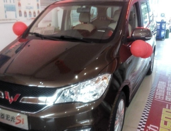 年轻人第一辆车五菱宏光s1,小伙买五菱宏光