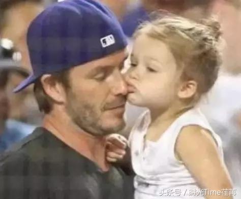 贝克汉姆和婴儿时期的小七,贝克汉姆抱着小七公主