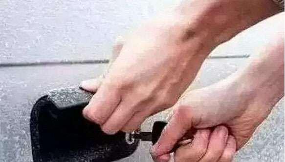 车子被冰冻了怎么化冰,车子被冻住了怎么解决